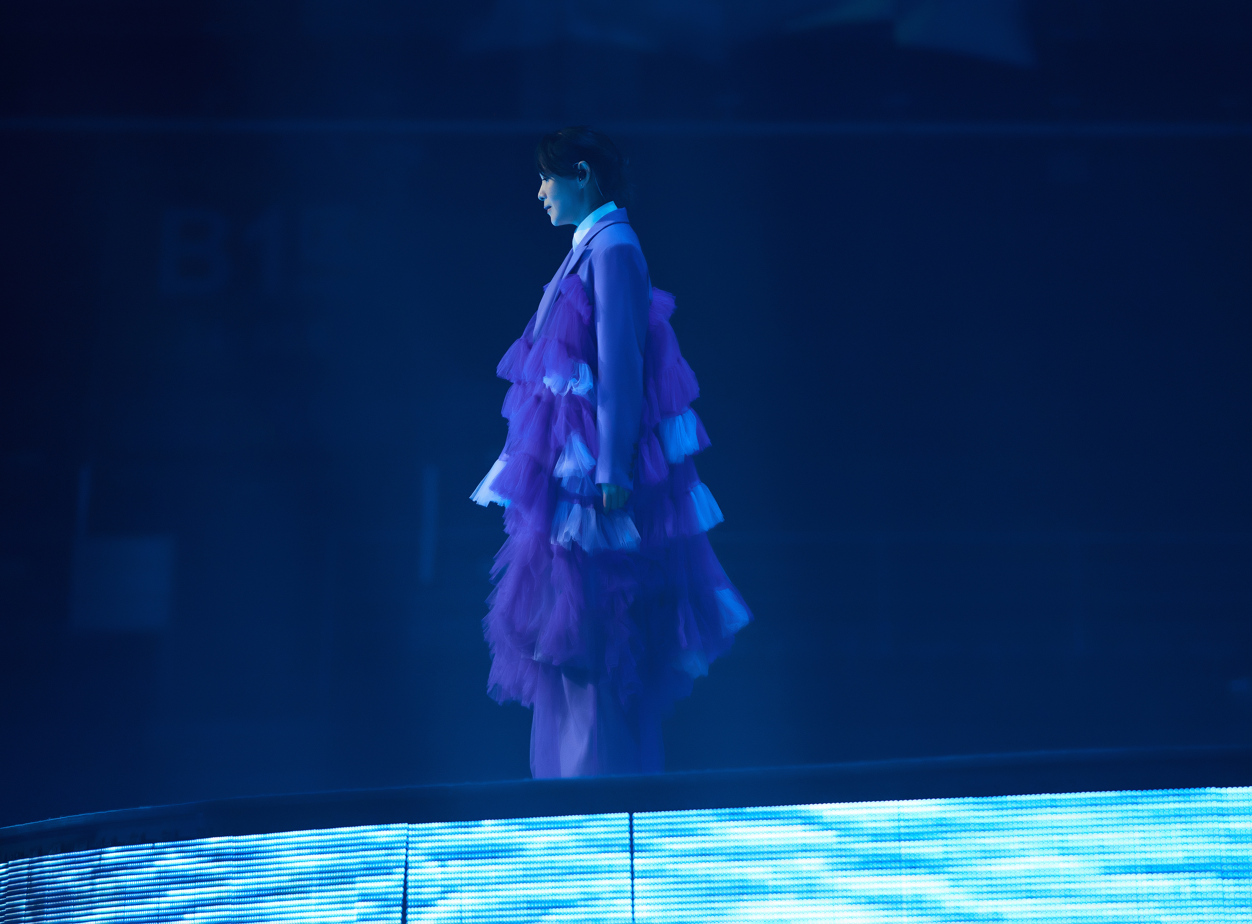 浪漫薰衣草紫色西装纱礼服全新造型亮相 也是此款高定礼服全球首秀.JPG
