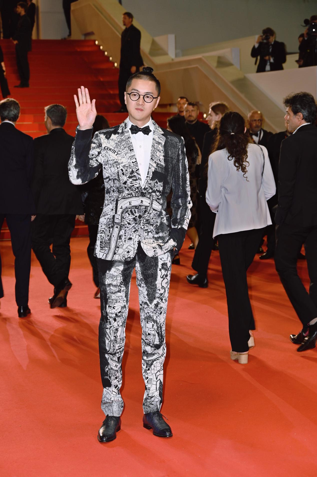 第76届戛纳电影节举办，中国时尚摄影师李欧文亮相红毯