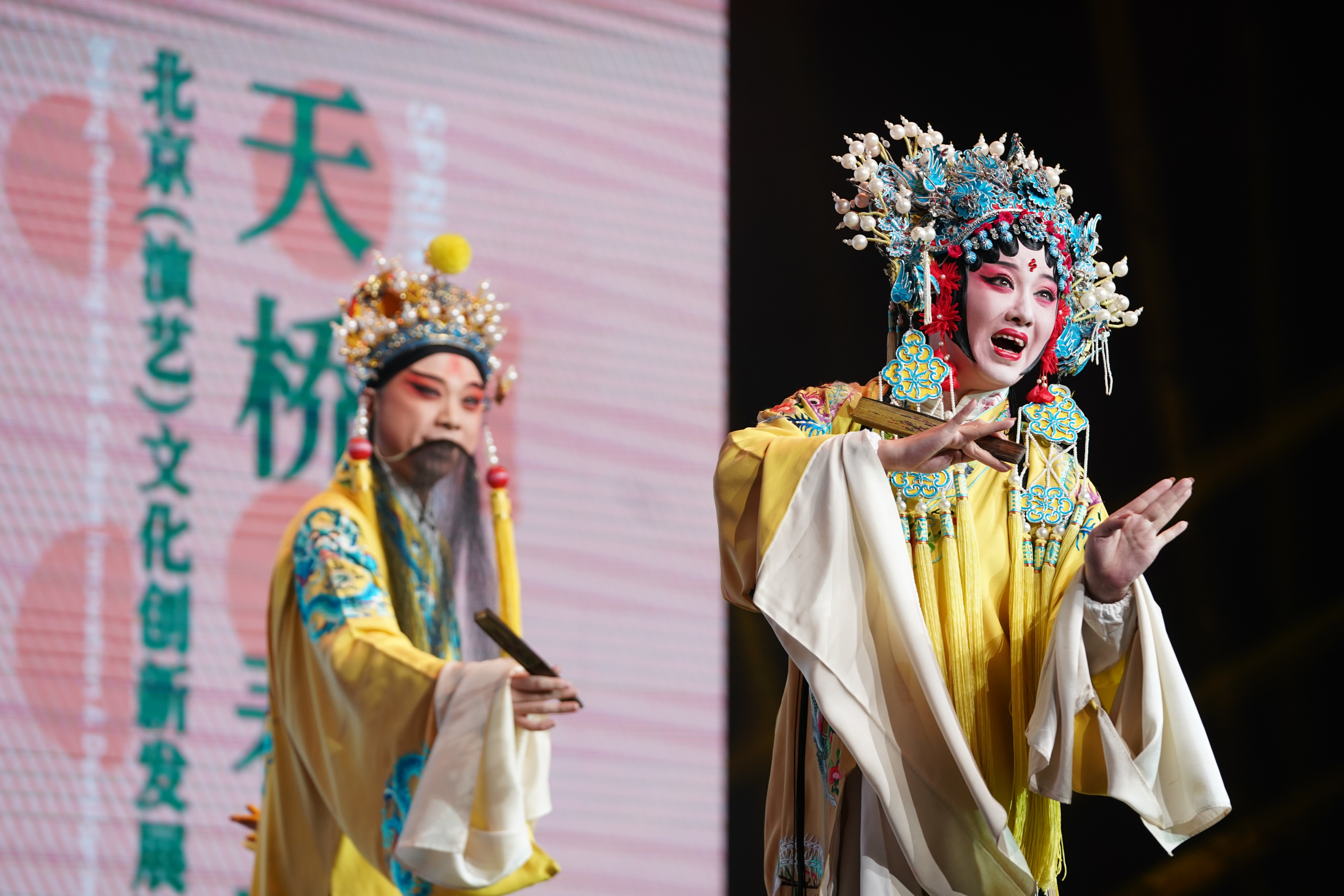 江苏省昆剧院演员徐思佳（右）、周鑫（左）带来昆曲折子戏《长生殿·小宴》片段.jpg