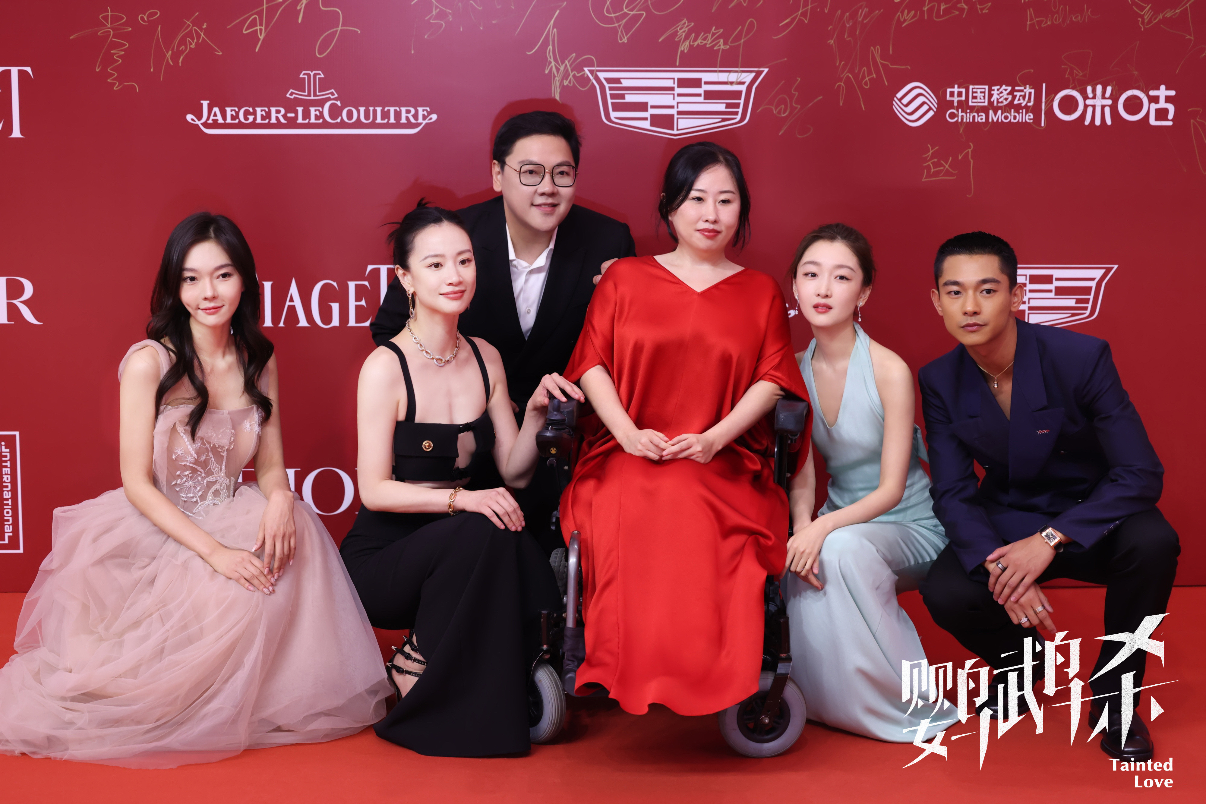 鹦鹉杀亮相上海国际电影节红毯周冬雨领衔剧组尽显有爱团魂