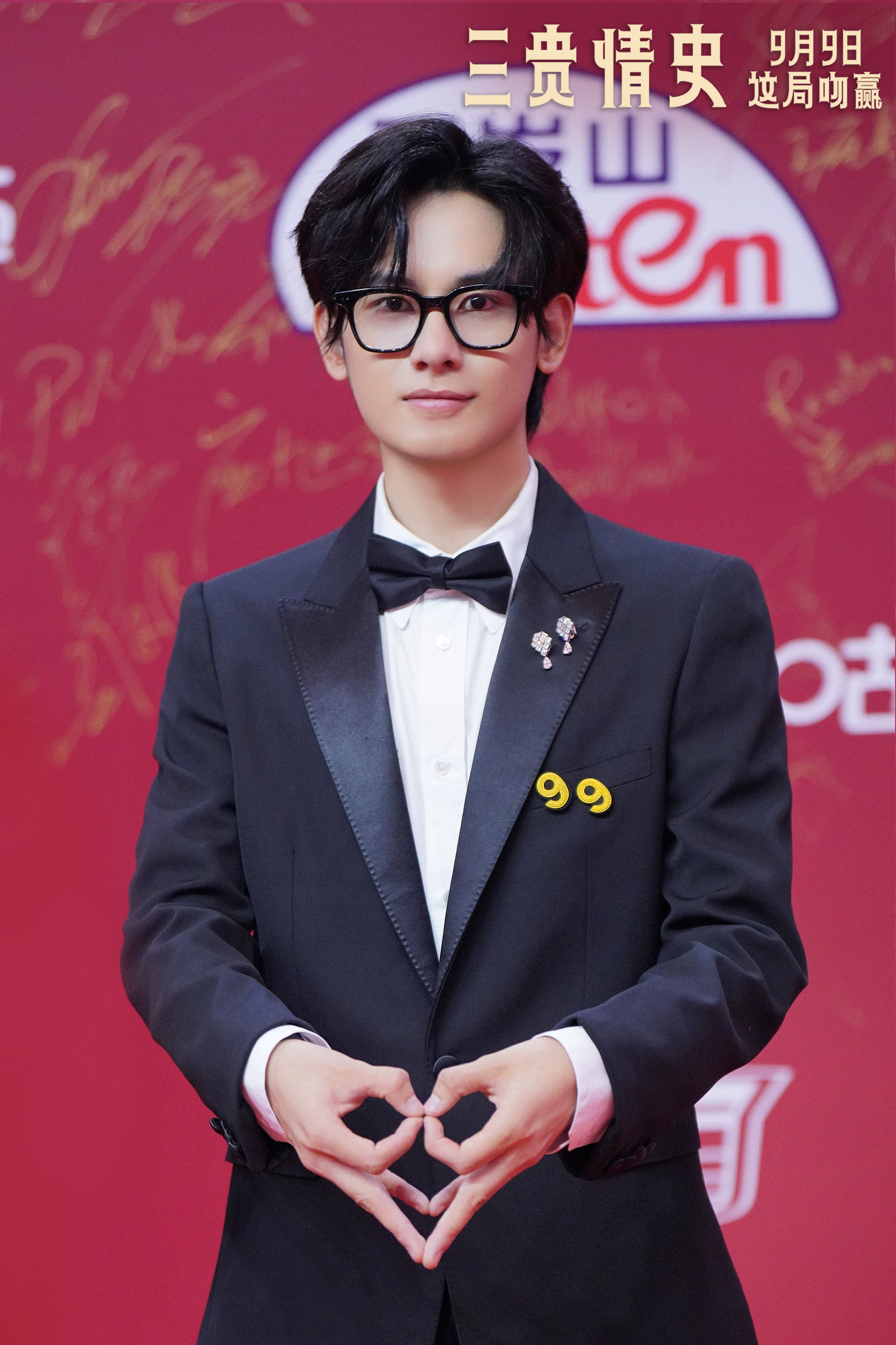 胡先煦新片亲谁谁睡着#,#胡先煦周也吻戏#等话题强势登上微博热酥主