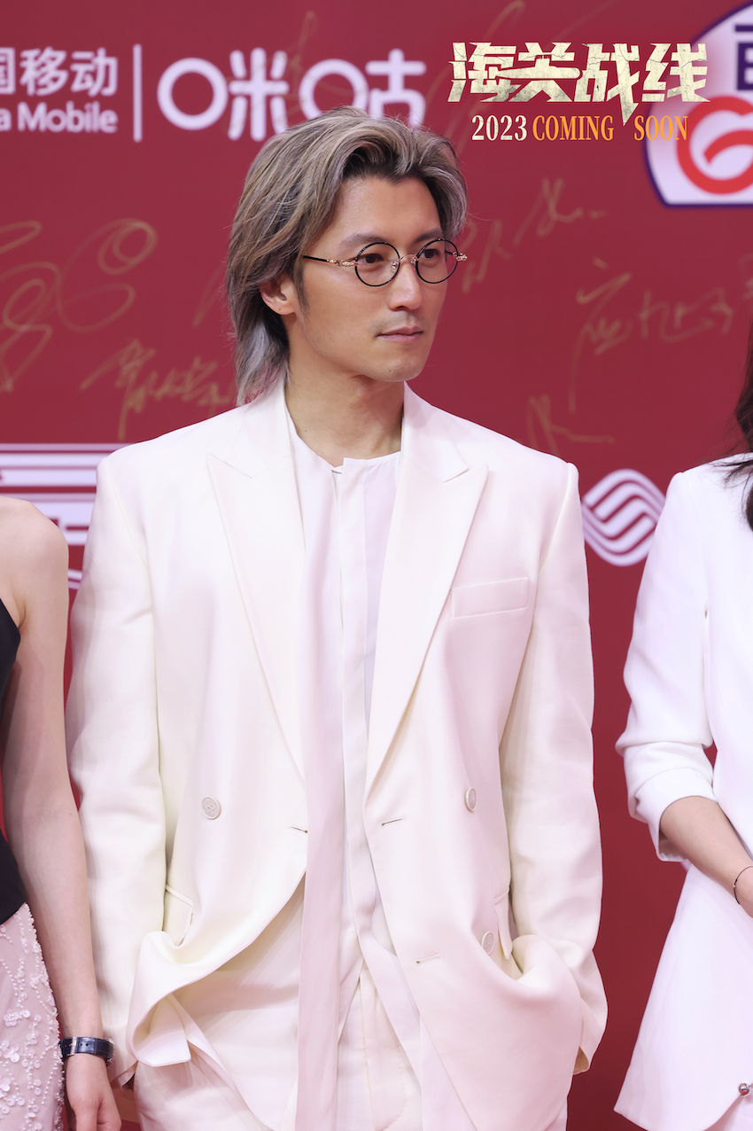 电影《海关战线》剧组亮相上影节红毯1.jpg