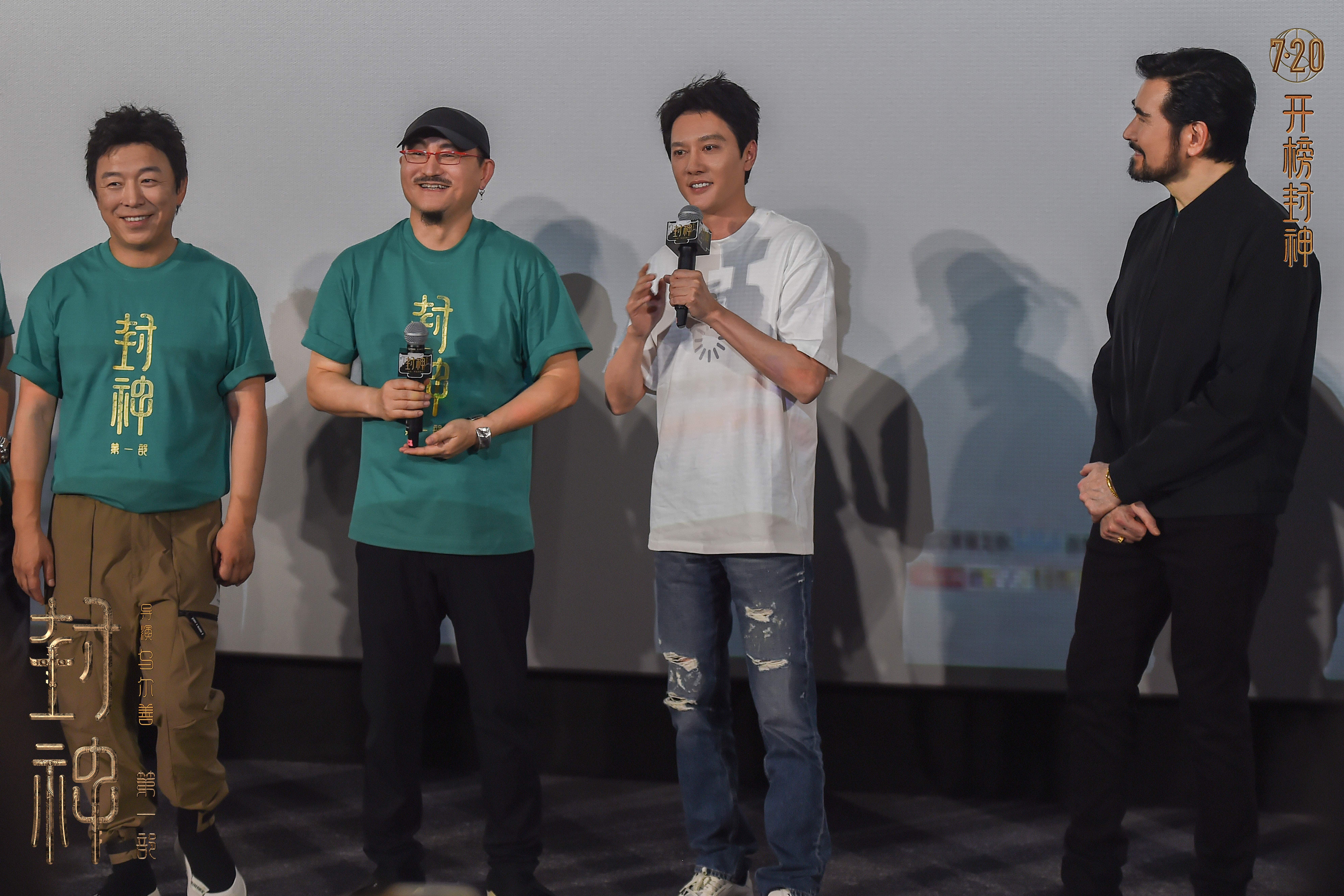 演员冯绍峰惊喜亮相《封神第一部》青岛首映礼现场.jpg