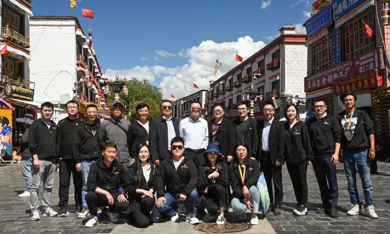 国家广播电视总局朱咏雷副局长探班.jpg