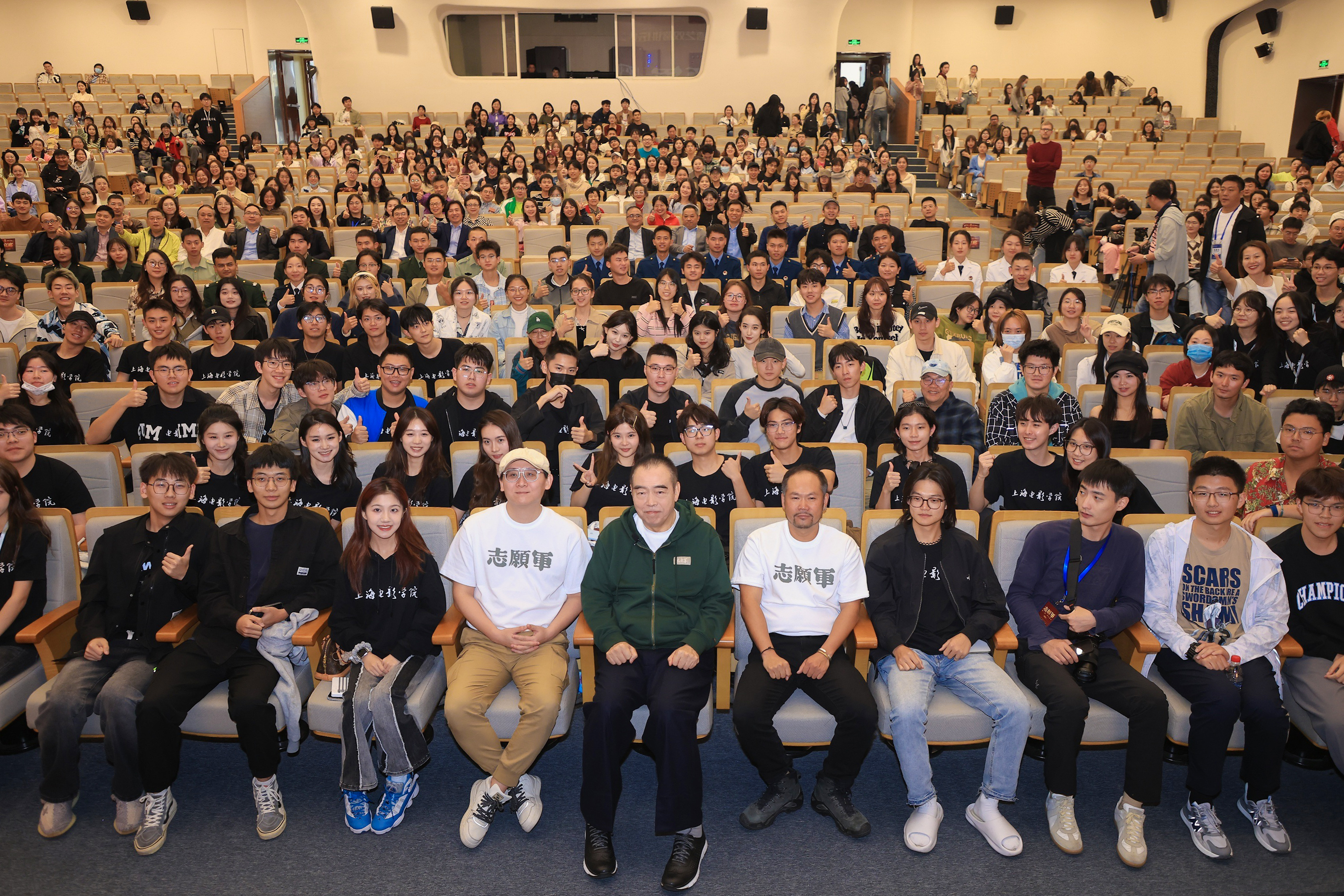 2、主创与上海学子合影.jpg