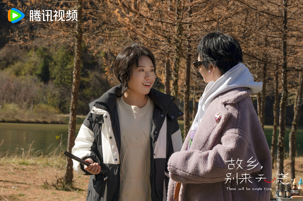 2、李雪琴饰吴芸户外烧烤.jpg