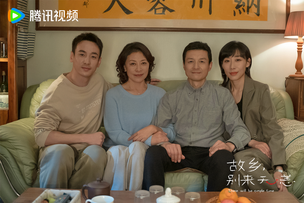 任素汐任彬岳红任伟合影.jpg