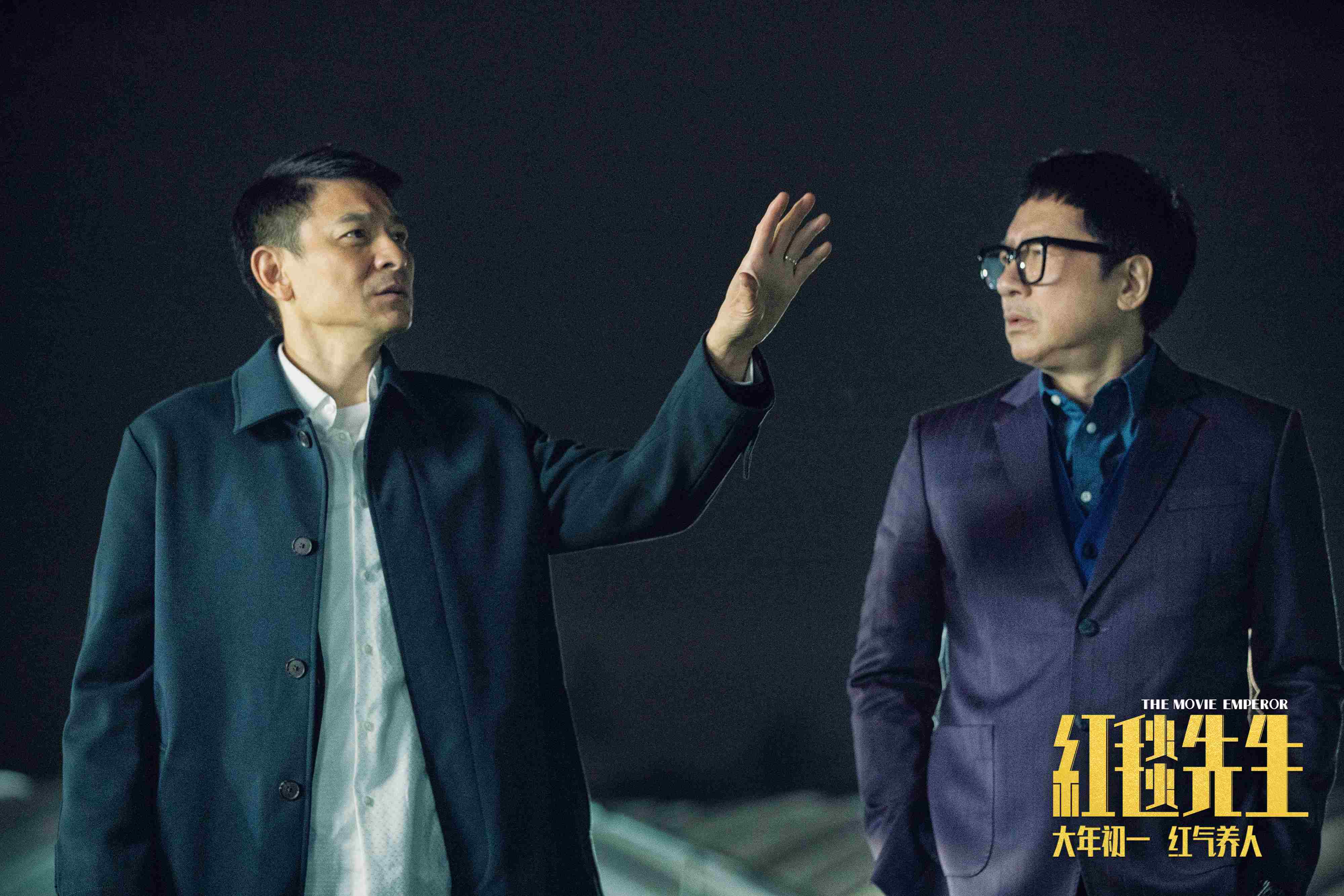 2.+刘伟驰和经纪人在农村体验生活.jpg