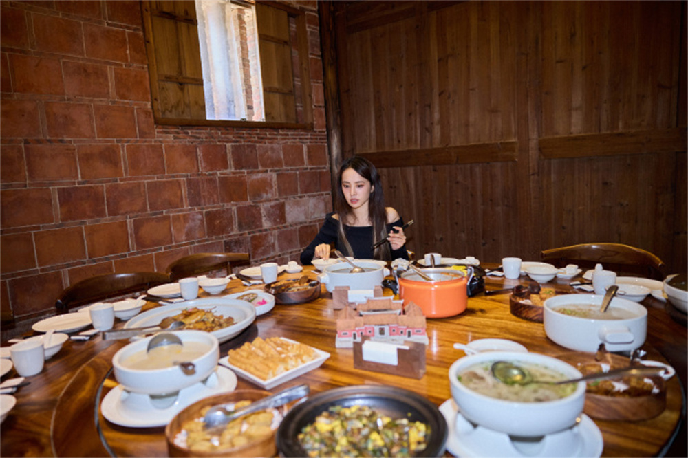 蔡依林品尝各样泉州美食.jpg