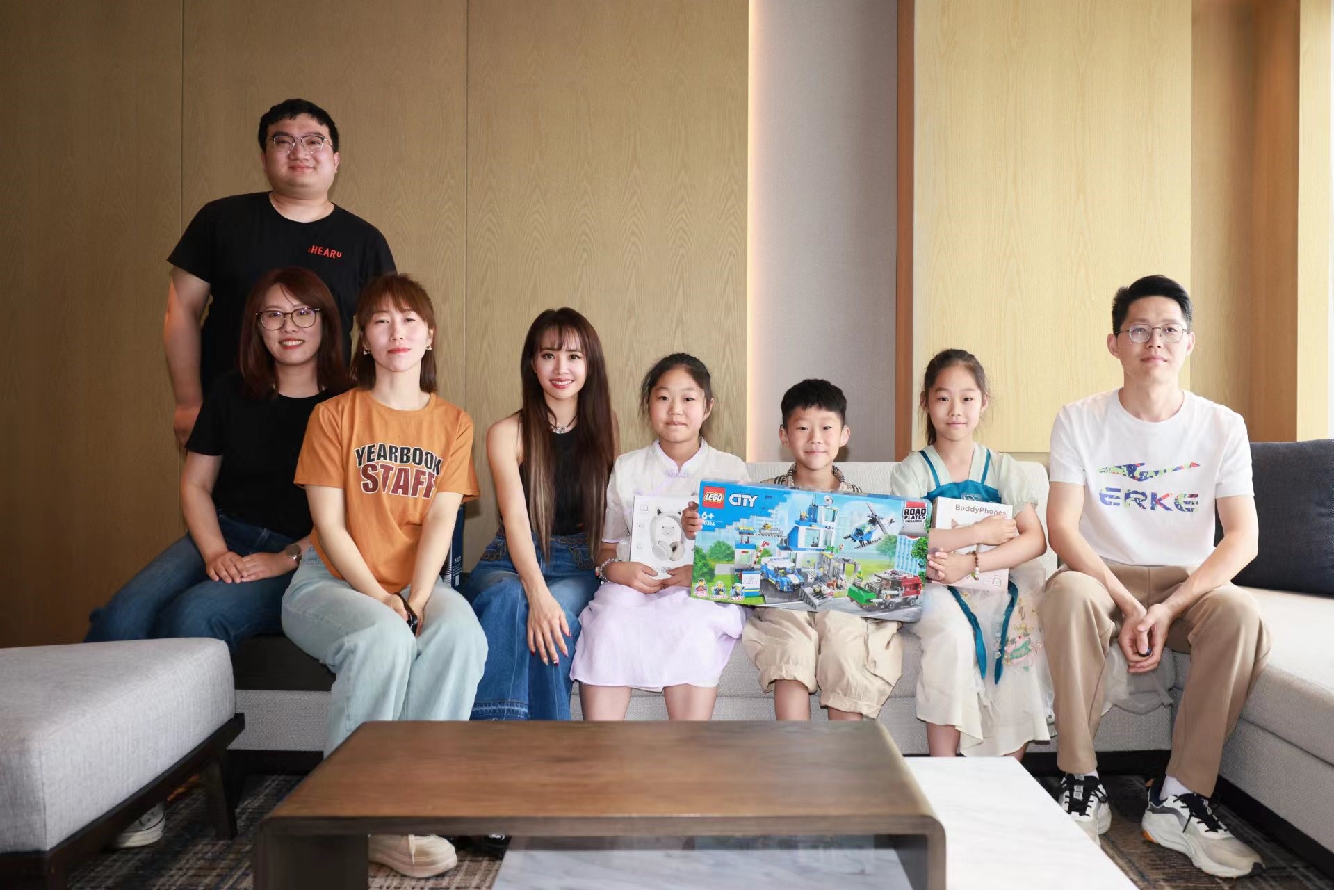 蔡依林与家诚一家及爱的分贝工作人员见面.jpg