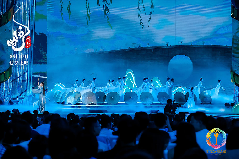 7、陈丽君在百花奖颁奖典礼现场演唱《白蛇：浮生》主题曲《浮生一白》.jpg