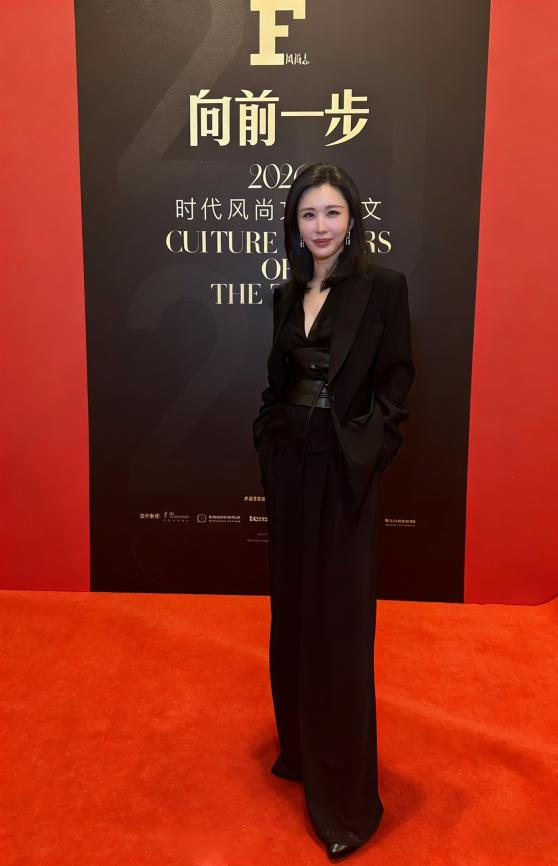 美到发光!田朴珺西装杀绝了,气场足斩获风尚创业奖
