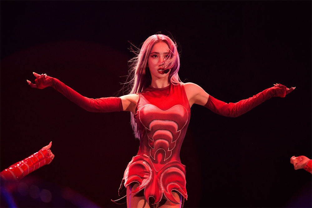 蔡依林红衣性感演唱《美人计》.JPG