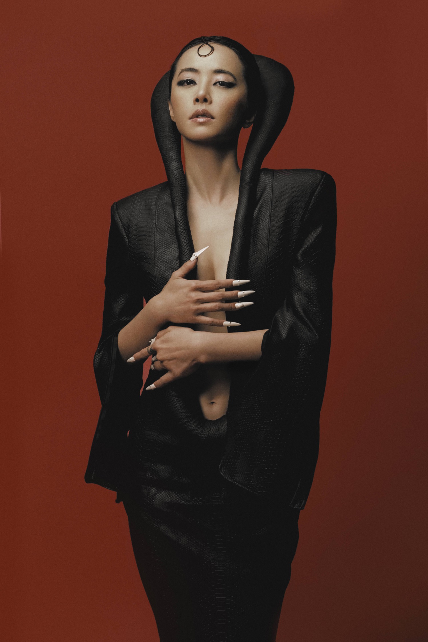 蔡依林化身宙斯 俯视在罪恶中挣扎的灵魂.jpg